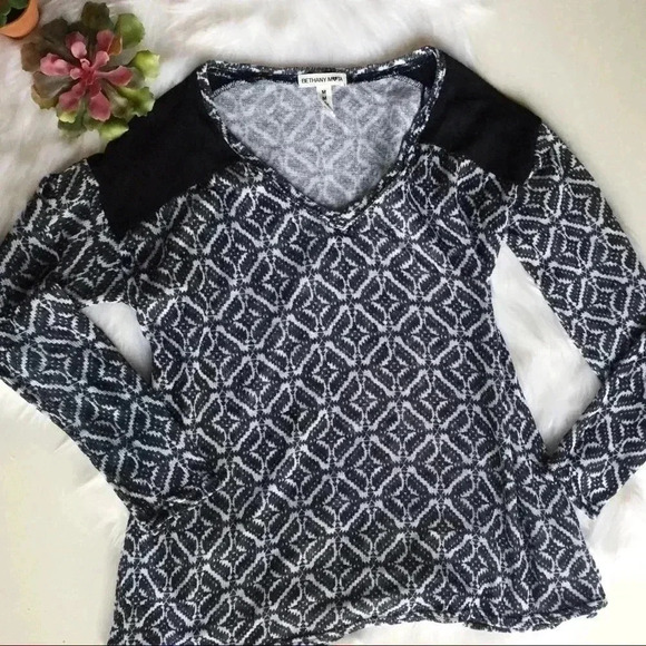 Bethany Mota Sweaters - Bethany Mota Black & White Boho Sweater